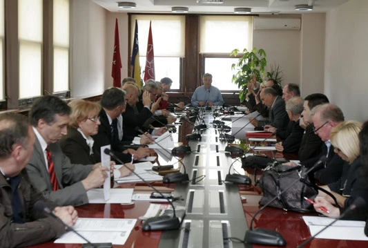 Dužnosnici SDP-a će svoje naknade uplaćivati socijalno ugroženim osobama
