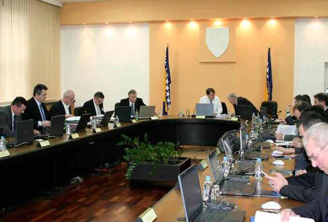 Federalna vlada raspravljala o smanjenju plaća u institucijama