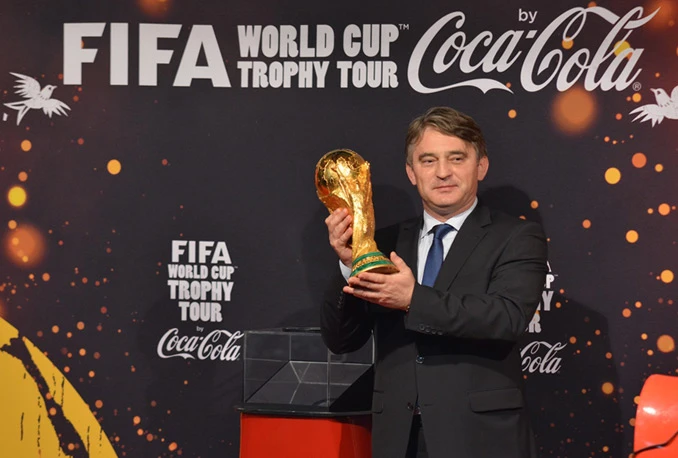 Željko Komšić dočekao i prvi u BiH otkrio originalni FIFA trofej Svjetskog nogometnog prvenstva