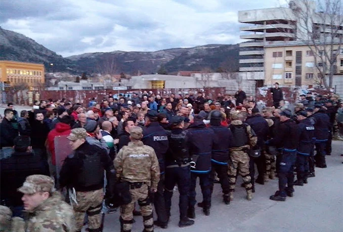 Prosvjednici se uputili prema zgradi Županijskog suda, policija ih zaustavila