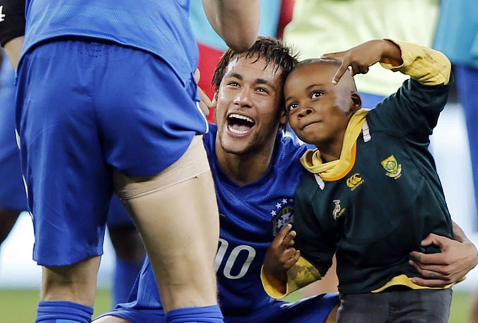Neymar zabio hat-trick i slikao se na sred terena s presretnim dječakom