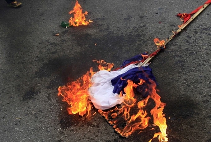 Navijači Kosova zapalili zastavu Srbije