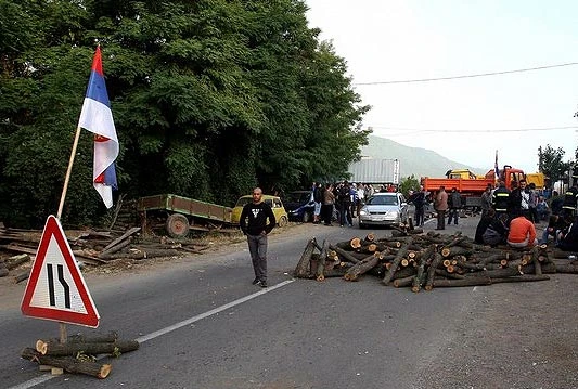 Koštunici nije dozvoljen dolazak na Kosovo, blokada na Jarinju
