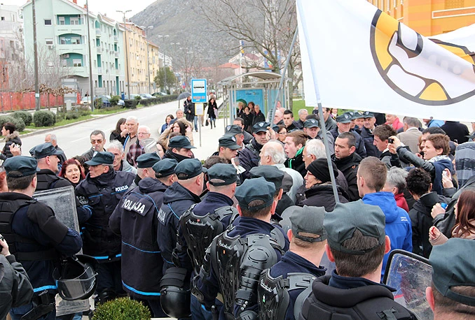 Oko prosvjednika sve veći broj policajaca