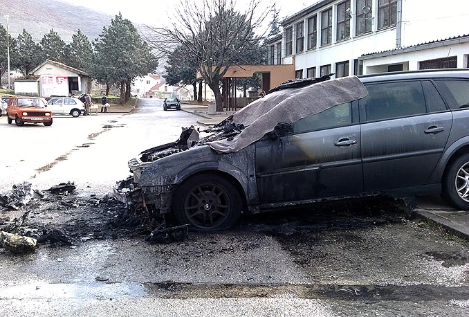 Trebinje: Izgorio automobil profesora