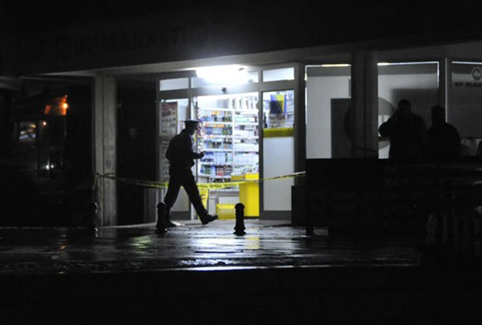 Pucnjava pri pokušaju pljačke trgovine: Policajac teško ranio pljačkaša