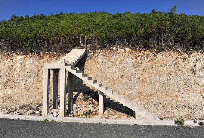 Bosanci napravili stube na Mljetu koje ne vode nikud!