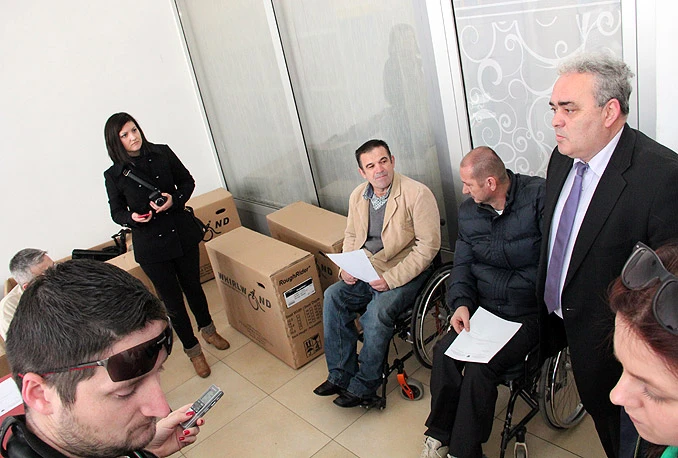 Ministar Petrić ratnim vojnim invalidima uručio nova kolica