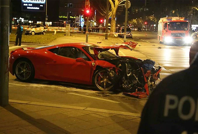 Razbijen prvi 458 Speciale: U Berlinu se zabio u Smart