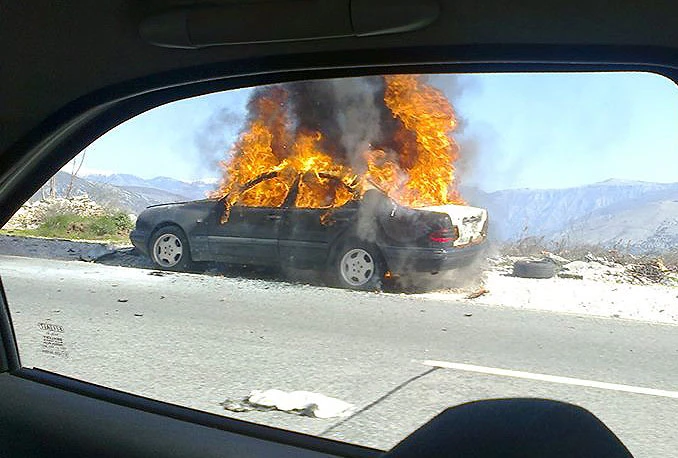 Na Žovnici izgorio Mercedes