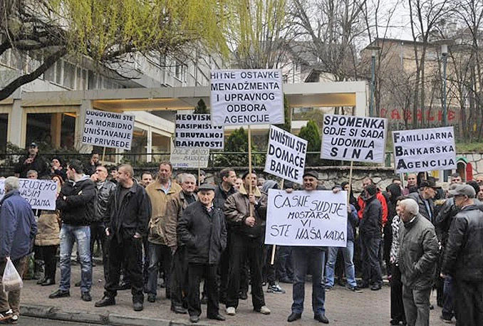 Članovi udruženja 'Švicarac' pokušali ući u zgradu Agencije za bankarstvo FBiH
