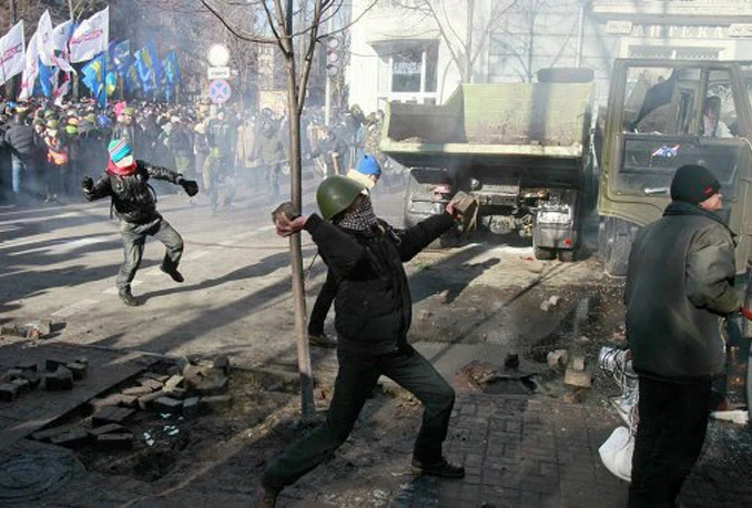 Kijev opet vrije: Demonstranti s kamenjem i molotovljevim koktelima, policija s vodenim topovima