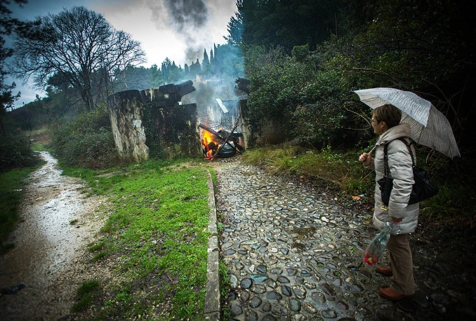Nepoznati počinitelji zapalili barikadu na ulazu u Partizansko groblje u Mostaru