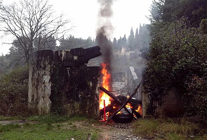 Postavljena i zapaljena barikada na ulasku u Partizansko groblje