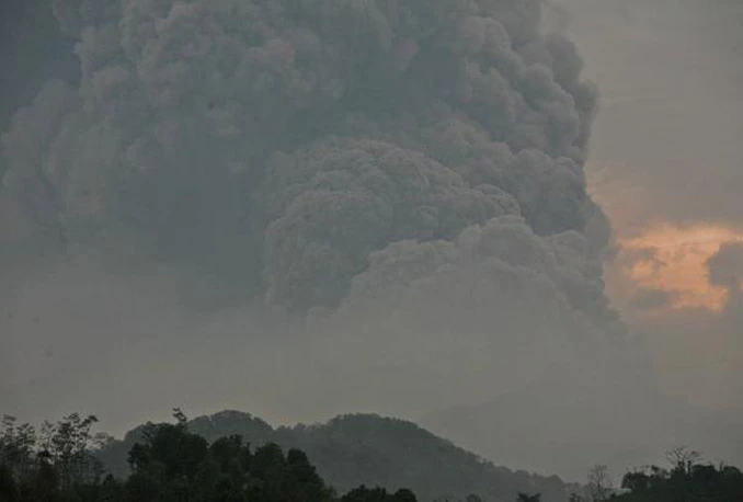 Aktivirao se vulkan Kelud, dvije osobe poginule