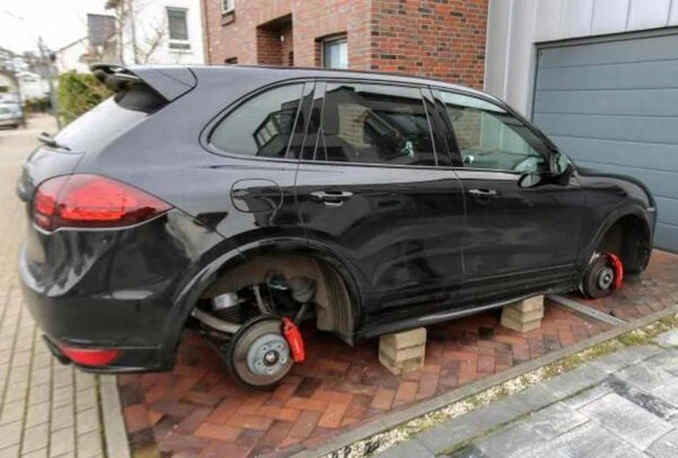 Lewandowskom skinuli kotače s Cayennea