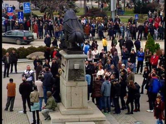 U Bijeljini dva prosvjeda; Jedni uzvikivali “Lopovi, napolje”, drugi “Bijeljina je Srbija''
