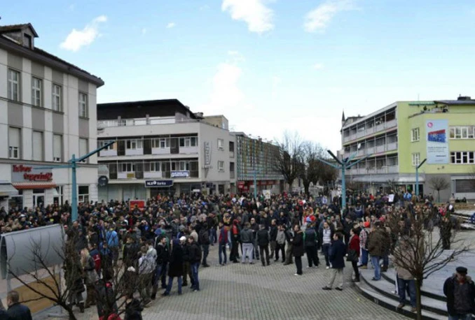 U Bihaću ponovno prosvjedi, kamenovana kuća premijera Lipovače