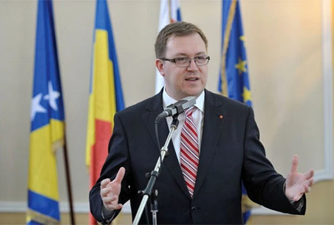 Premijer Lipovača pobjegao u Hrvatsku, policija čuva njegovu kuću