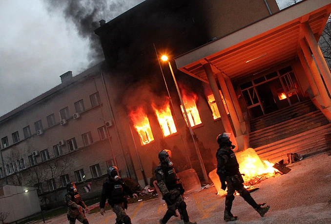 Mostar: Više zgrada institucija demolirano i zapaljeno, višemilijunske štete