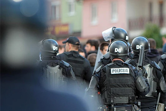 U nasilnim demonstracijama u Sarajevu ozlijeđeno 60 policajaca