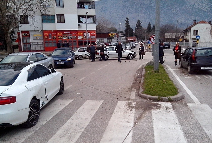 Sudar tri automobila na vrhu Avenije