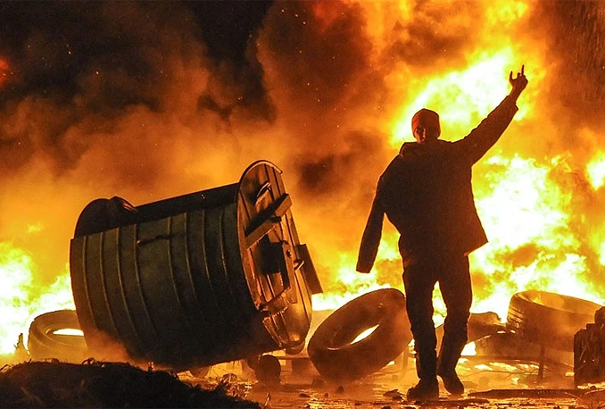 7 novinara, tri anarhista, slučajni prolaznik, a o psu da i ne govorimo...