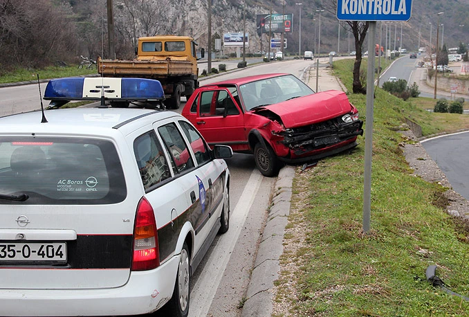 Mostar: Sudar Golfa i kamiona, jedna osoba ozlijeđena