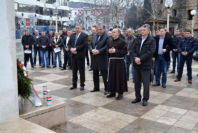 Položen vijenac i zapaljene svijeće za pobijene franjevce i puk