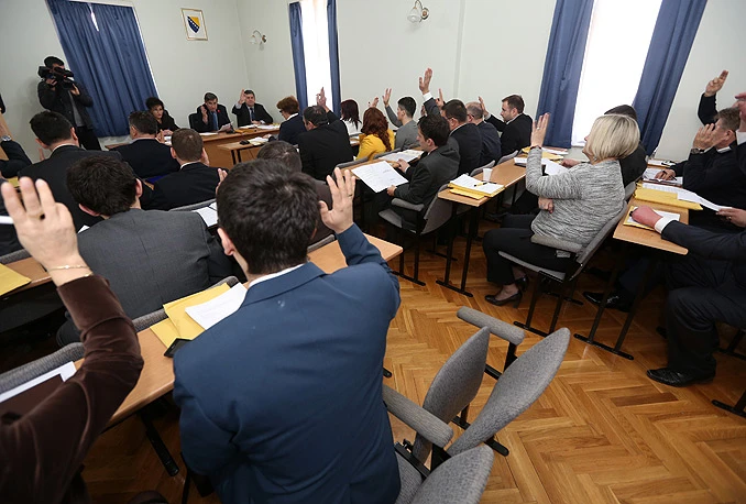 Skupština HNŽ-a izmijenila Zakon o obrazovanju, ispred zgrade prosvjedovali roditelji