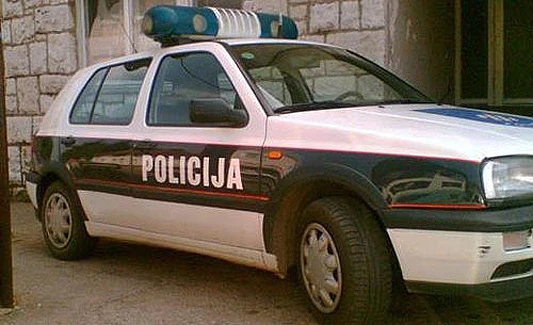 Vidno pijan otišao s mjesta nesreće, te verbalno i fizički napao policajce