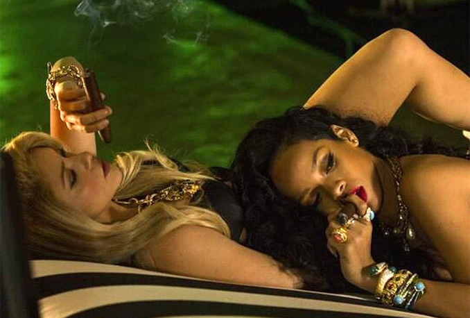 Shakira i Rihanna u toplesu, miluju jedna drugu