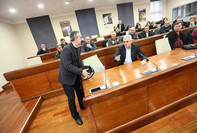 Predstavnici Skupštine i Županije nisu se pojavili na sastanku; Lauš: Trebalo bi zatvoriti škole!