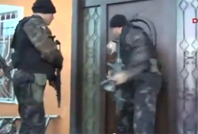 Specijalci nisu uspjeli provaliti pa im osumnjičeni sam otvorio