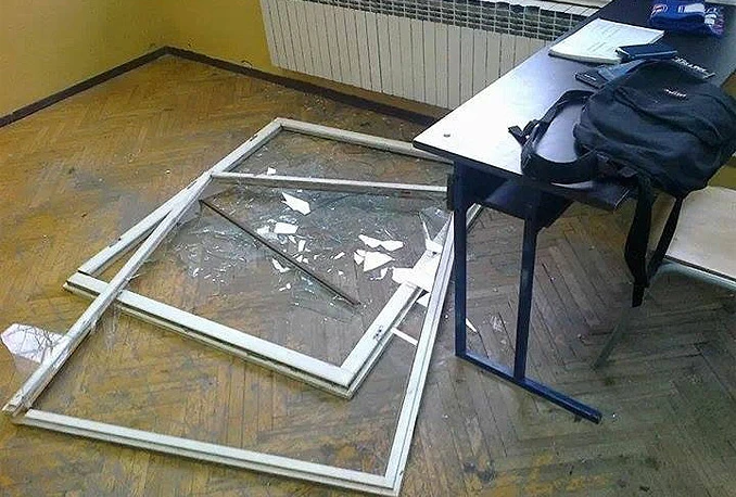 Izbjegnuta tragedija: Veliki stakleni prozor pao desetak centimetara od iznenađenih učenika