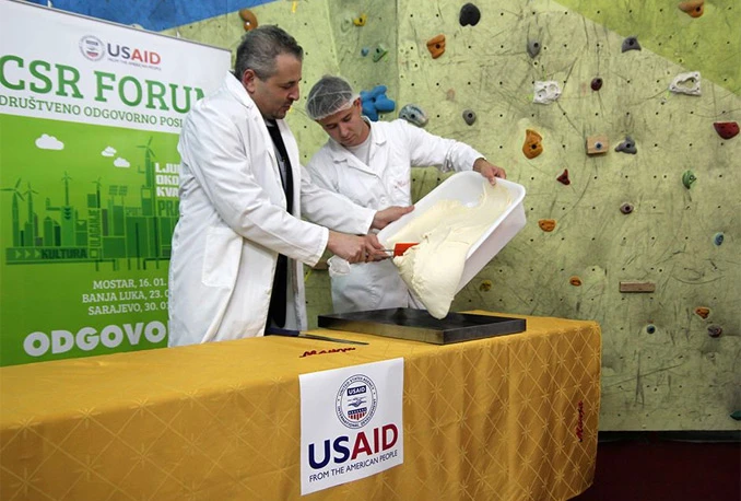 USAID: Simbolično pravljenje kruha za Sigurnu kuću iz Banje Luke