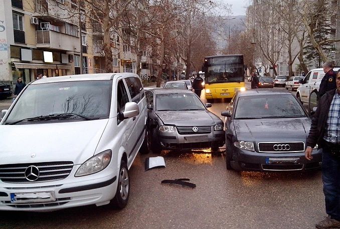 Sudar tri automobila u Splitskoj prouzročio velike gužve u prometu