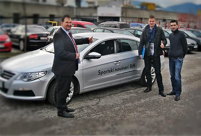 Sportski novinari BiH u Volkswagenovom automobilu na europskim turnejama