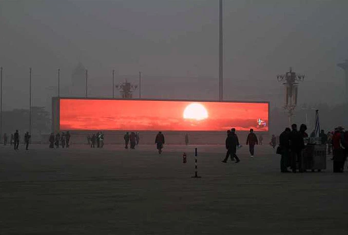 Ljudima u Pekingu prikazuju Sunce na LED ekranima