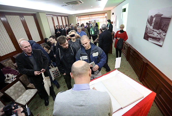 Stajali u redu kako bi potpisali 'Počasnu knjigu odgovornog poslovanja'