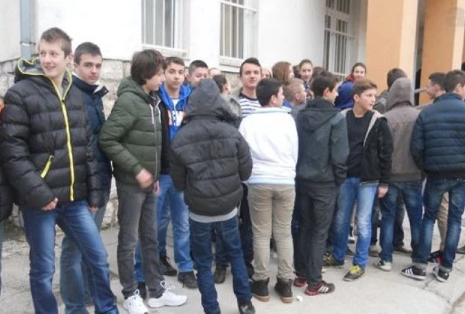 Učenici prosvjedovali pred zgradom općine jer nemaju predmete tjelesni odgoj i informatika