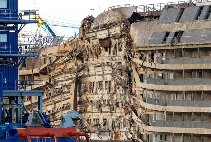 Dvije godine od havarije kruzer Costa Concordia još uvijek trune u moru