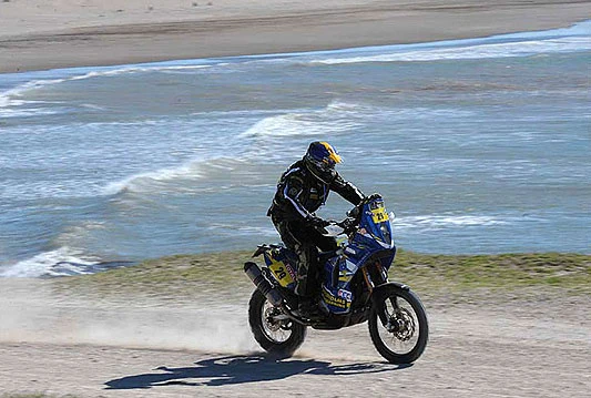 Na rallyu Dakar smrtno stradao belgijski motociklist