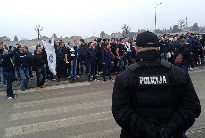 BH Fanaticosi osudili ponašanje policajaca prema navijačima BiH i simbolima RBiH u Vitezu