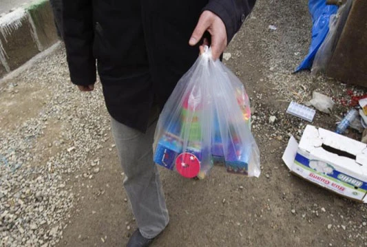 Trgovcima se uvodi naknada za stavljaje u promet plastičnih kesa