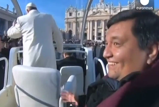 Papa opazio prijatelja u gomili pa ga pozvao u papamobil