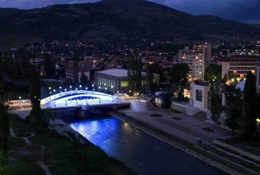 Kosovska Mitrovica: U eksploziji oštećeni lokali i automobili