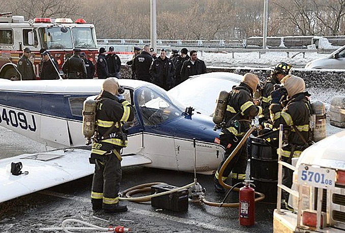 Zbog problema na motoru avion morao hitno sletjeti na autocestu 