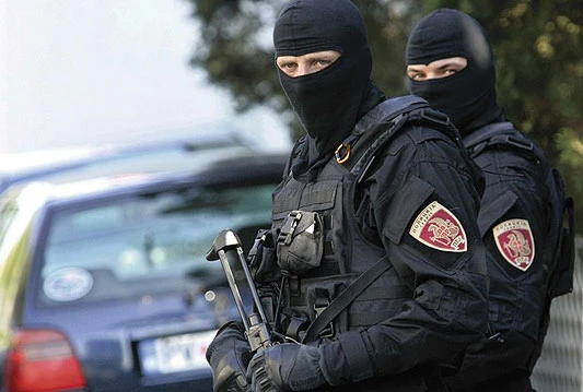 Srbija: Pretresi u 1165 objekata, privedeno 128 osoba; Među privedenima i bivši ministri