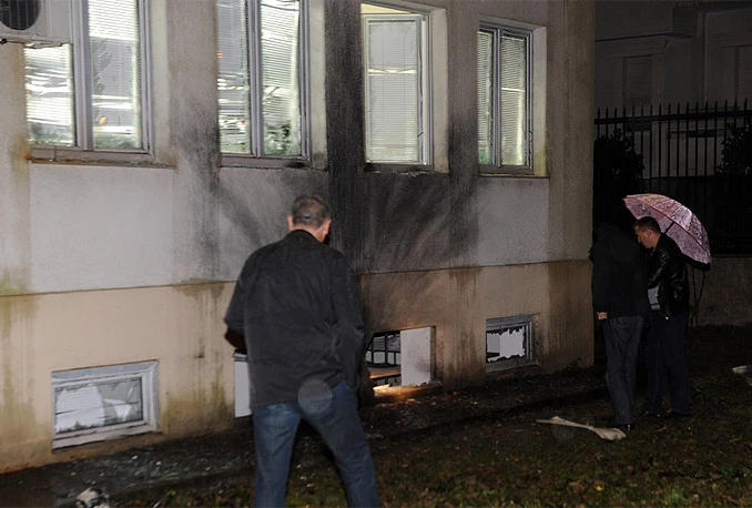 Bačen eksploziv na redakciju "Vijesti": Kamere snimile napadača